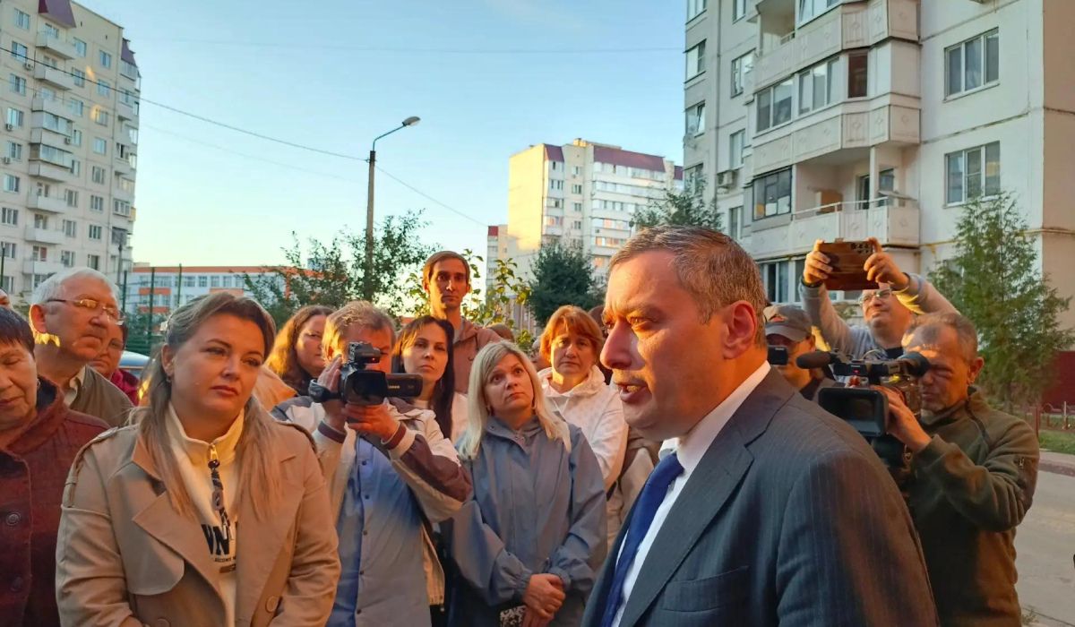 Александр Хинштейн осмотрел поврежденный БПЛА дом в Железногорске