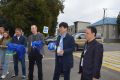 Иностранных наблюдателей встречали не только взрослые, но и дети