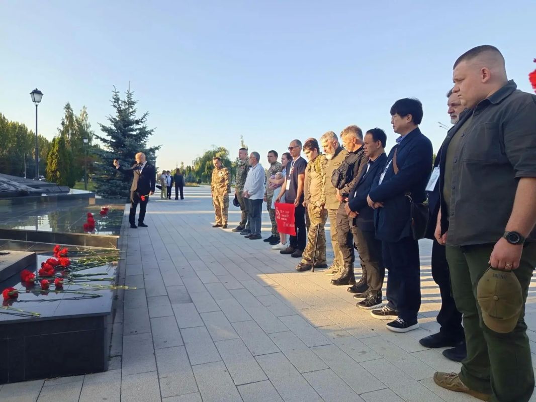 Международные наблюдатели и ветераны СВО возложили цветы к Вечному огню и памятнику Маршалу Георгию Жукову в Курске