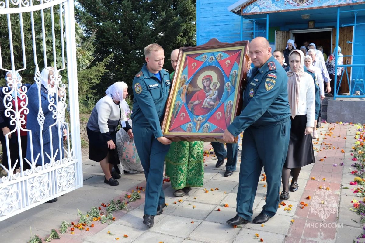 Курские спасатели прошли в крестном ходе