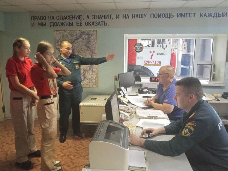В рамках месячника пожарной безопасности юнармейцы нашей гимназии посетили Пожарно-спасательную часть №7, чтобы познакомиться с работой пожарных - спасателей, узнать об основах противопожарной безопасности