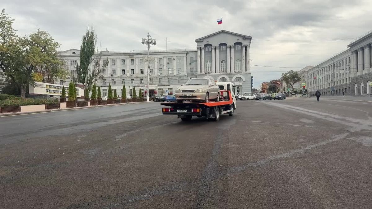 В Курске на Красной площади эвакуируют автомобили нарушителей