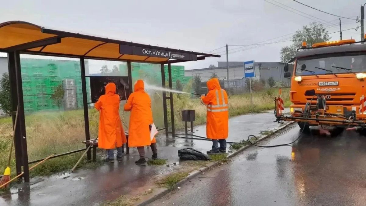 В Курске остановочные пункты очищают от незаконной рекламы