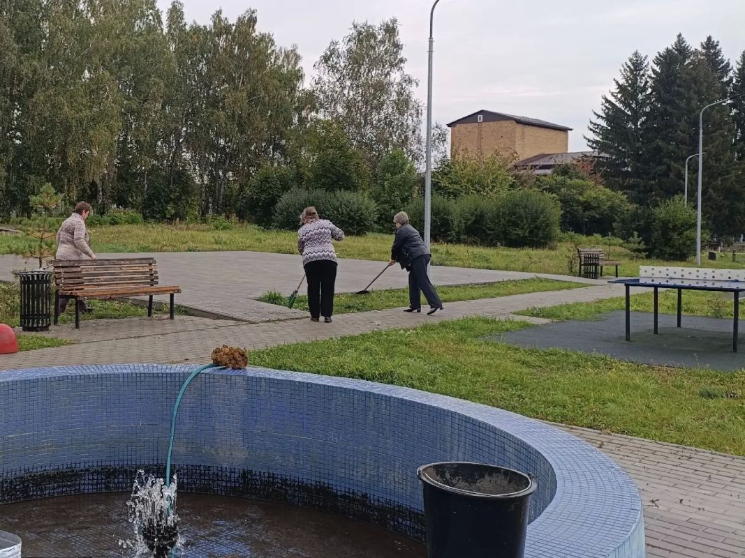 В деревне Волжанец Курской области работники администрации провели уборку благоустроенного сквера