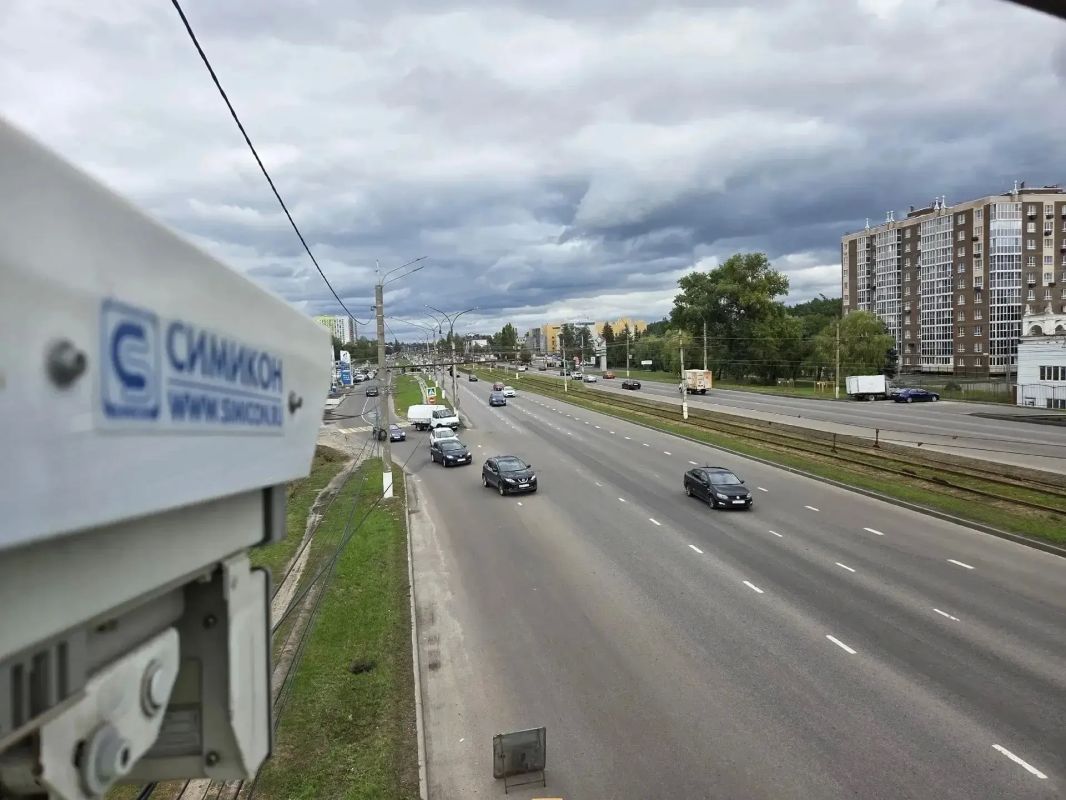 В Курске на здании автосалона установили новый комплекс фотовидеофиксации