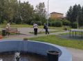 В деревне Волжанец Курской области работники администрации провели уборку благоустроенного сквера