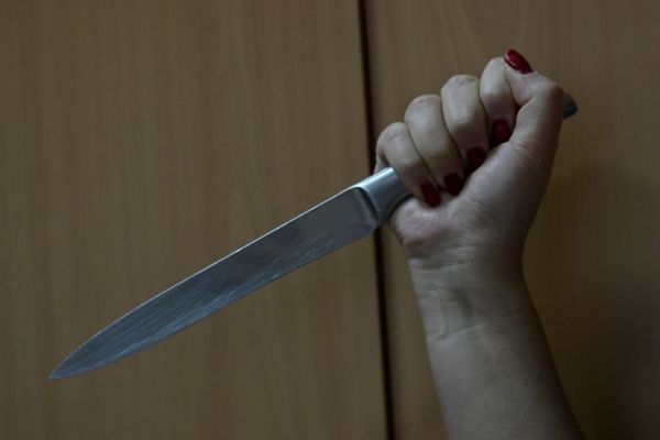 Курянка ударила сожителя ножом после того, как он напал на нее с пешней