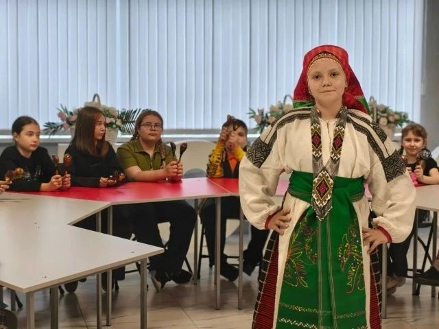 Благодаря федеральному проекту "Пушкинская карта" в районном Доме культуры прошла познавательная программа «Путешествие по страницам русского фольклора»