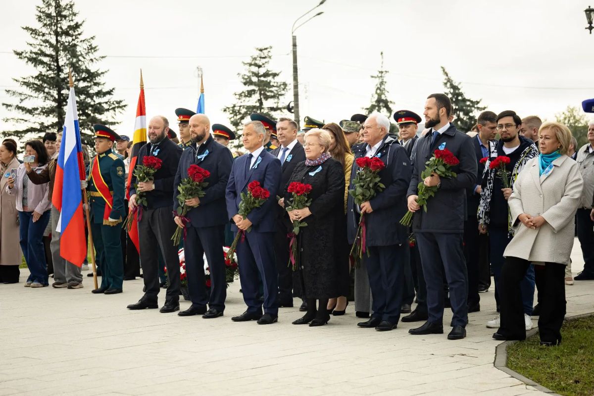 В День города традиционно на мемориальном комплексе «Курская дуга» прошла торжественная церемония возложения цветов