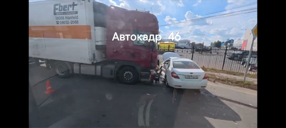 В Курске возле авторынка на улице 50 лет Октября произошло ДТП с участием фуры и легкового автомобиля