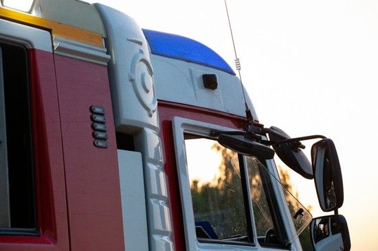 Припаркованные авто помешали пожарным проехать к горящему дому в Курске