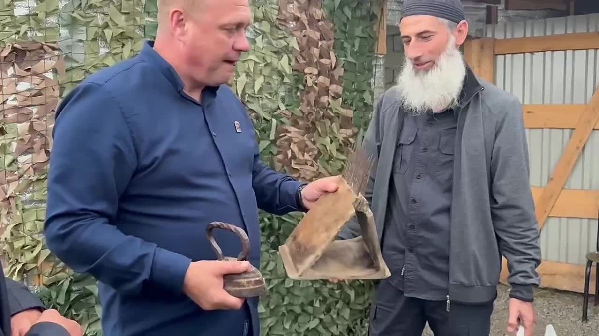 Игорь Кастюкевич: Республика Дагестан. От жителей сел Хасавюртовского района волонтерам лагеря Единой России «Курский рубеж» и в Юрту Дружбу передали сувенирную тарелку с достопримечательностями Дагестана
