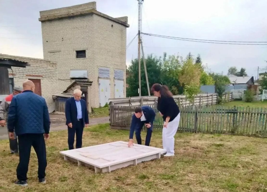 Партиец подарил тимским дошколятам новые яркие песочницы