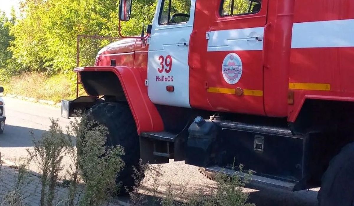В Рыльске Курской области пожарные тушили возгорание в отселенном доме
