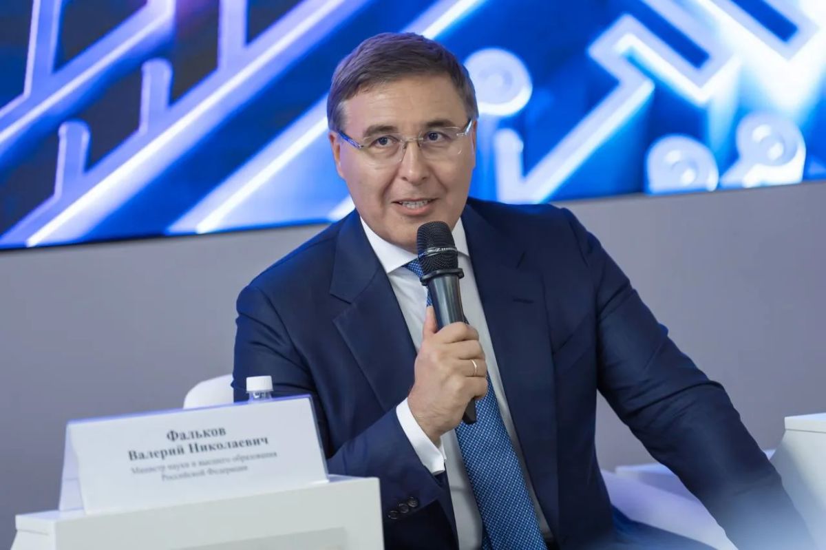 Глава Минобрнауки Валерий Фальков и президент Российской академии наук Геннадий Красников на полях форума «Микроэлектроника» провели встречу с участниками Школы молодых ученых