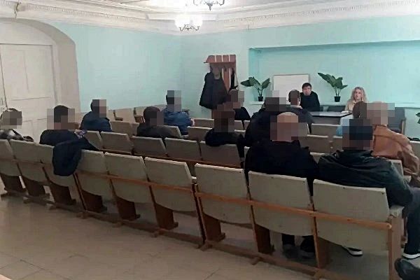 Не только надзор, но и помощь: курянам, состоящим на учёте УИИ, рассказали о борьбе с зависимостями