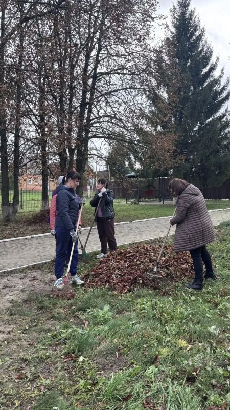 В минувшую пятницу сотрудники Администрации Большесолдатского района, Большесолдатского сельсовета и учреждений культуры района провели уборку в парке Победы села Большое Солдатское в преддверии открытия мемориала...