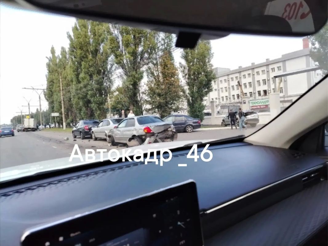 В Курске пробки из-за двух ДТП на улице Энгельса и Ленина