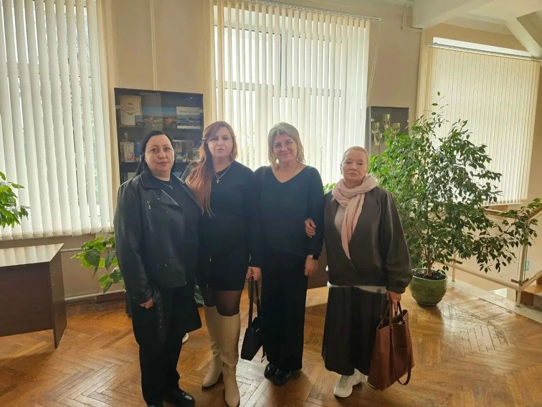 Преподаватели Фатежской ДШИ побывали на интерактивном спектакле «Как рождается музыка» — и это было настоящее погружение в мир звуков!