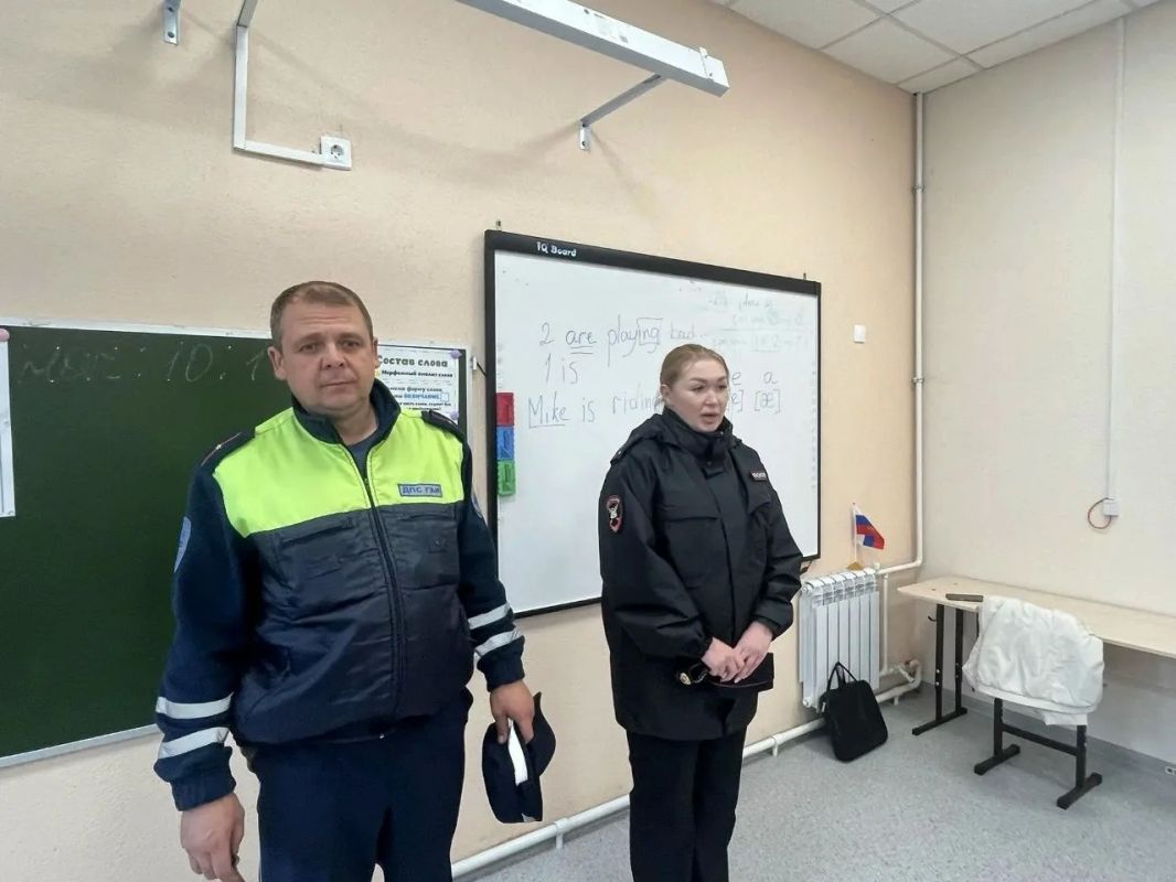 В период с 21 по 27 сентября в Фатежской средней общеобразовательной школе № 2 в рамках Недели безопасности дорожного движения прошли встречи учащихся с представителями Госавтоинспекции