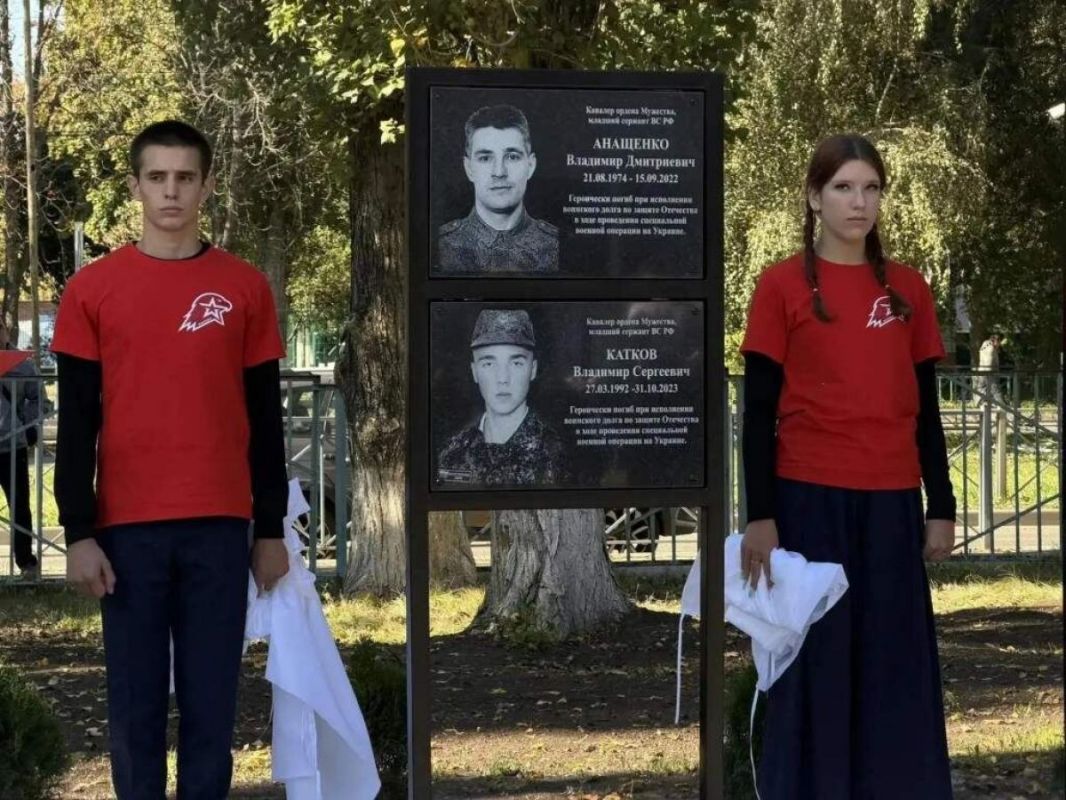 В курской школе №48 открыли Аллею Памяти выпускников, погибших при исполнении долга