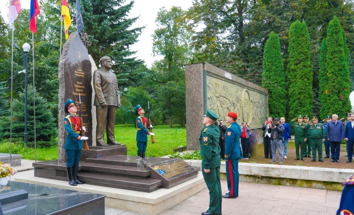 Памятник Герою России Марату Тибилову открыли в Северной Осетии на Аллее Славы, сообщили в пресс-службе главы и правительства республики