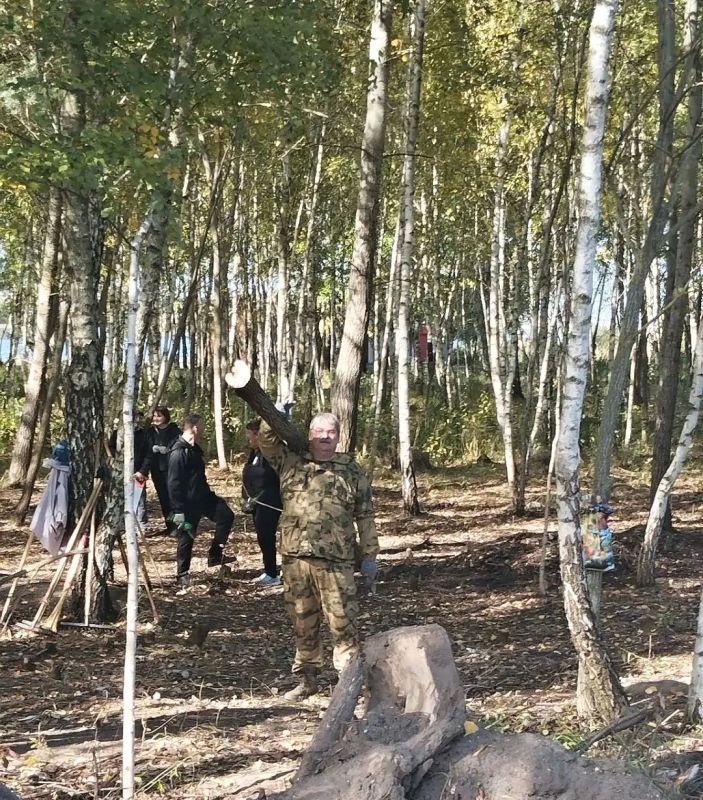 Игорь Корпунков: Сотрудники администрации города, учреждений образования и культуры в очередной раз вышли на субботник! Хорошее солнечное утро добавляет позитивного настроения и энергии!