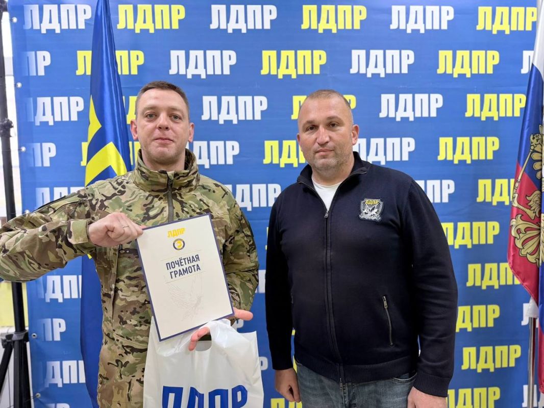 Алексей Томанов: Сегодня в штабе Курского регионального отделения ЛДПР выразил благодарность и вручил почетные грамоты добровольцам «Барс-Курск»
