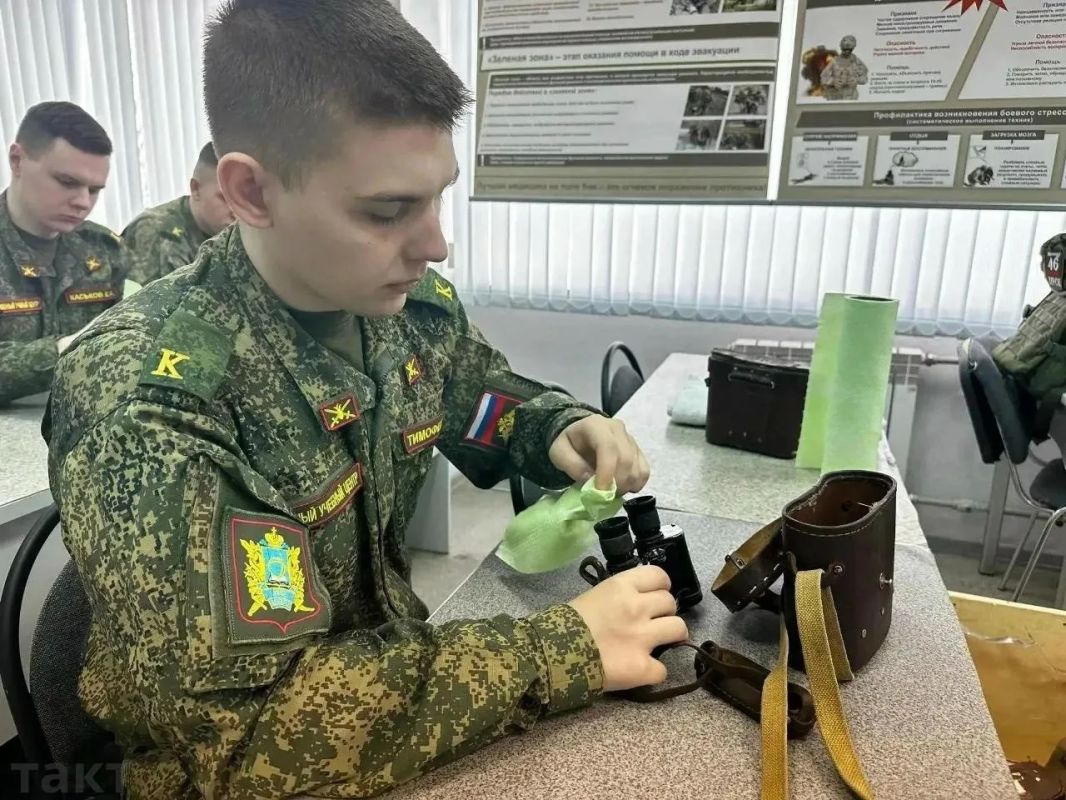 Курсанты военного учебного центра из Курска восстанавливают полевую оптику для бойцов СВО
