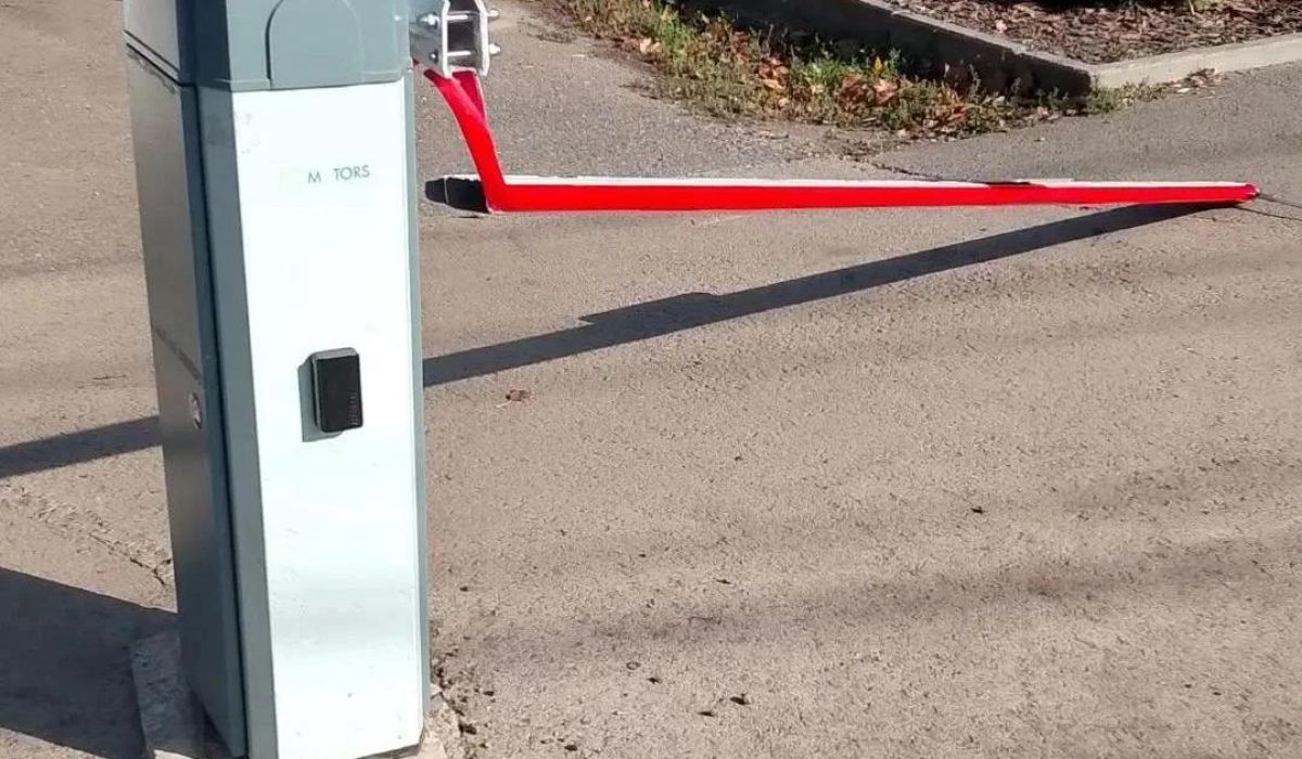 В Курске на Боевке мужчина сломал шлагбаум