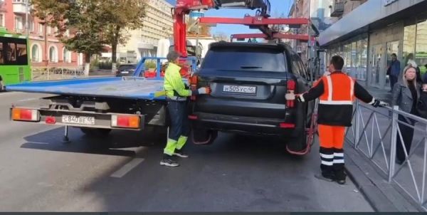 В Курске эвакуаторы увезли десятки автомобилей за неправильную парковку