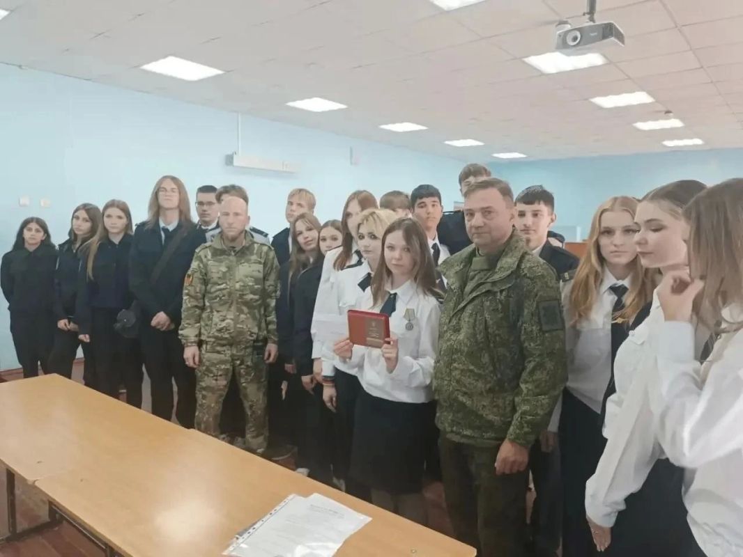 Студентку ЮЗГУ наградили медалью за помощь военнослужащим