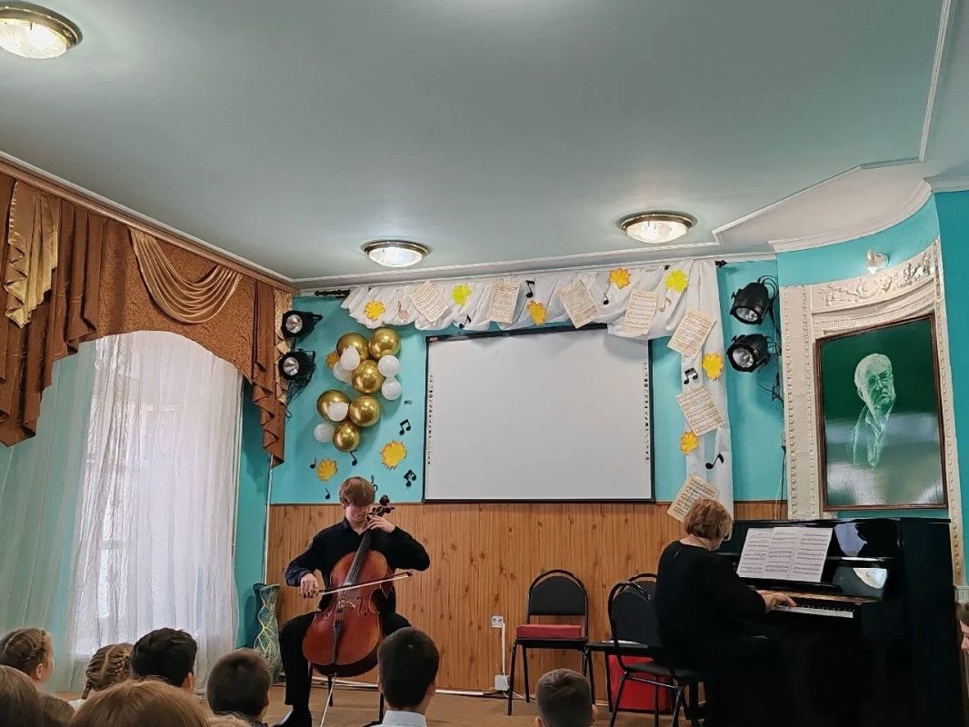 1 октября, в Международный день музыки, в Фатежскую детскую школу искусств приехали студенты и преподаватели Курского музыкального колледжа им. Г.В. Свиридова — и это был настоящий праздник искусства.Звучала музыка С....