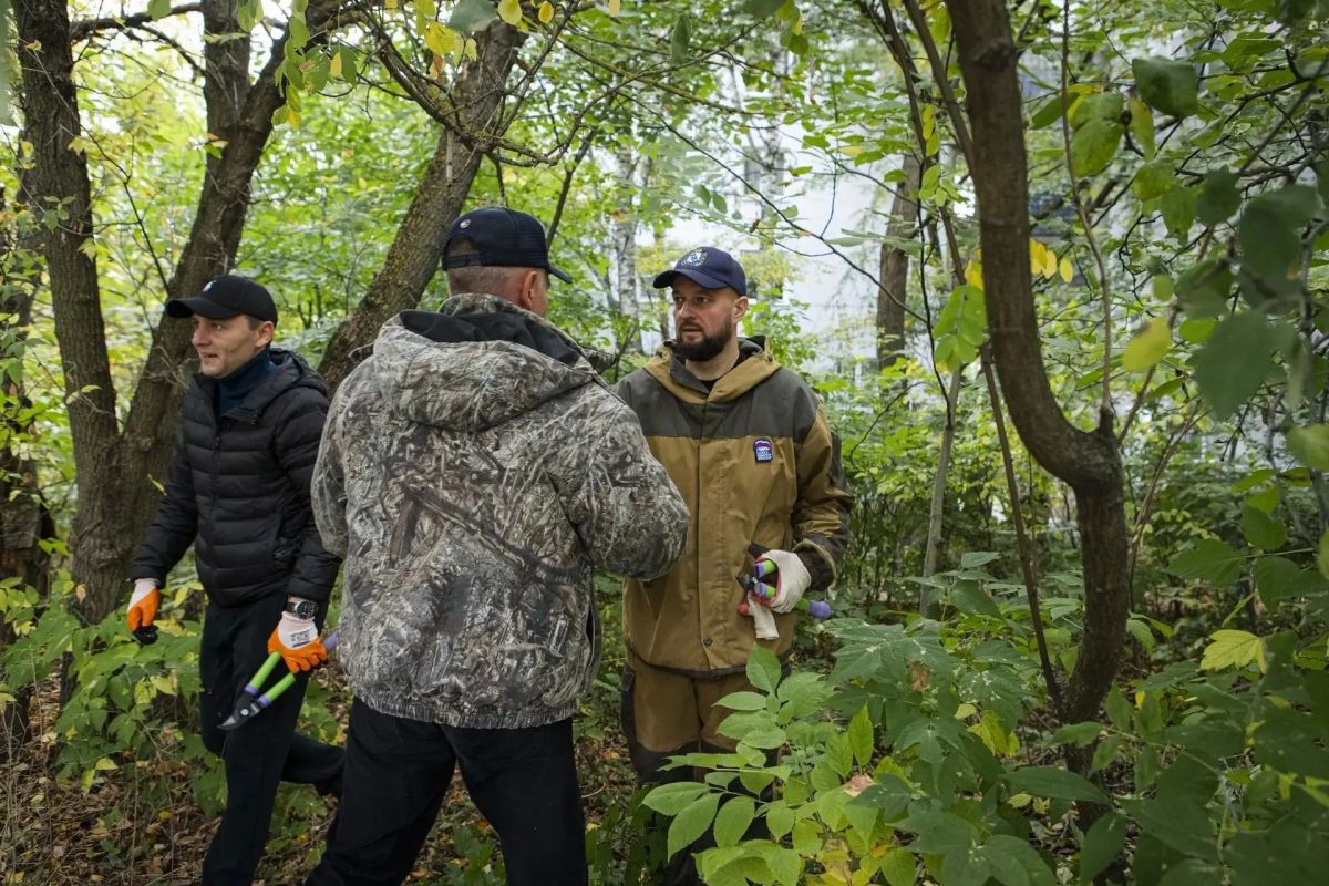 В Сеймском округе Курска прошёл субботник на улице Малышева, 8. В уборке территории рядом с лицеем № 21 участвовали жители, сотрудники администрации и глава города Евгений Маслов