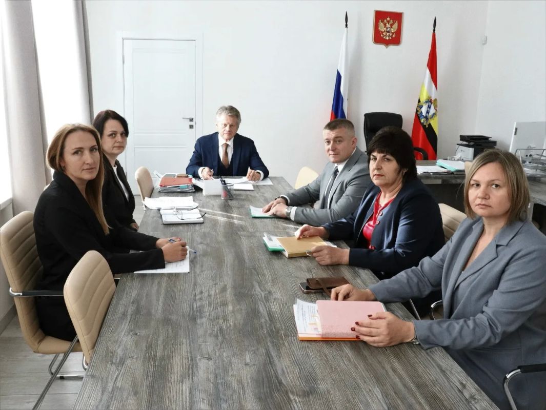 Врио министра финансов и бюджетного контроля Курской области Владимир Панферов провёл рабочее совещание с главой Курского района Сергеем Курносовым