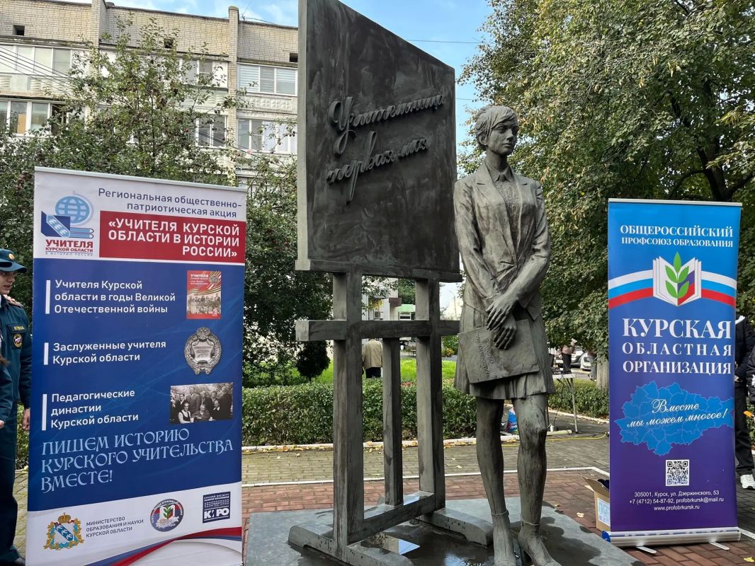 Куряне возложили цветы к памятнику Первой учительнице