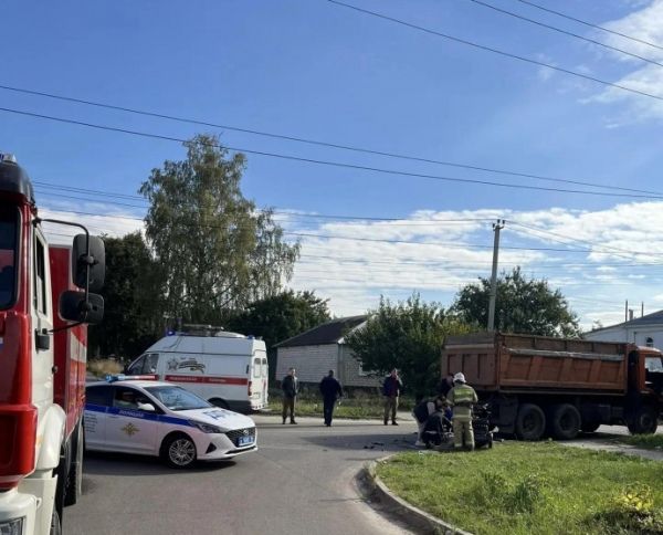 В Курской области в ДТП с грузовиком ранены два человека, ехавшие на электроскутере