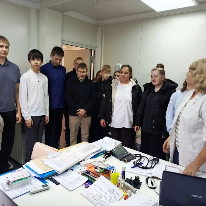 Девятиклассники Верхнелюбажской средней школы посетили фельдшерско-акушерский пункт (ФАП) в рамках профориентационного мероприятия