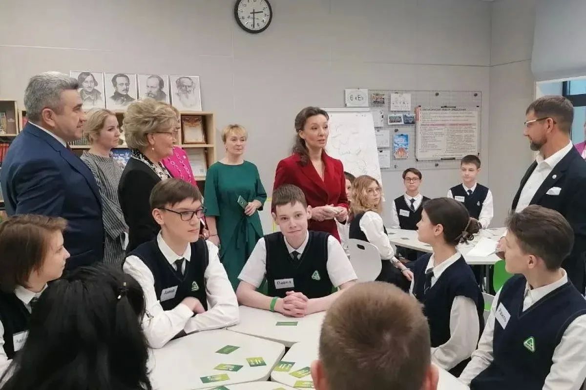 Анна Кузнецова: Уважение к учителю - уважение к Родине! С Праздником, дорогие наши наши учителя!