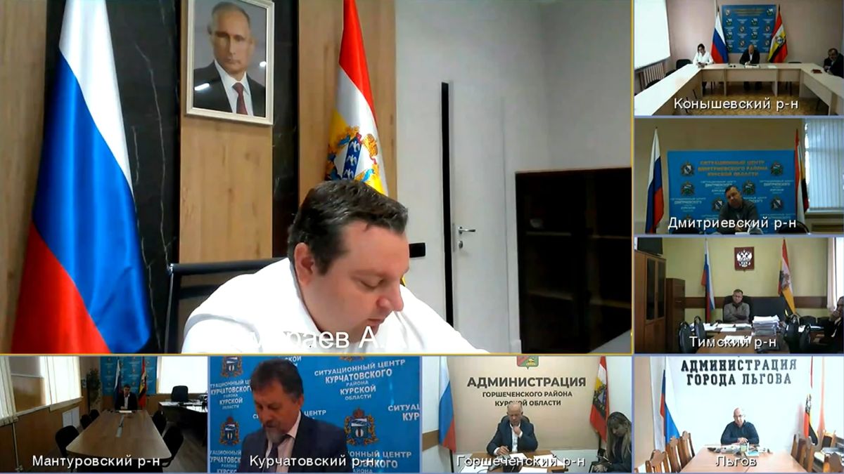 В Курске остановки зашили панелями и закупили антивандальную пленку
