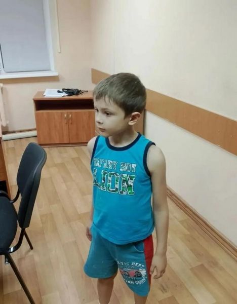 В Курске найден мальчик в футболке и шортах возле ТЦ, полиция ищет его родителей