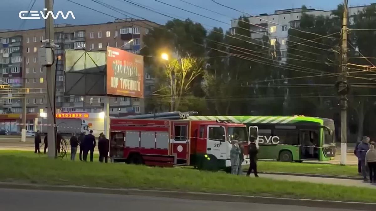 КАДРЫ С МЕСТА АТАКИ БПЛА НА ЭЛЕКТРОБУС В КУРСКЕ
