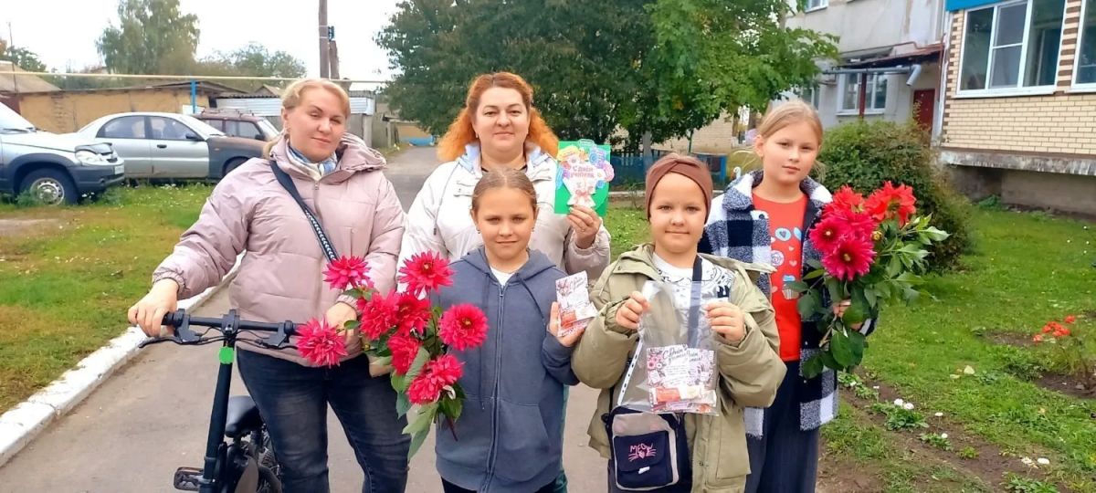 Работники Чермошнянского СДК вместе с детьми поздравили с Днём учителя педагогов, живущих в посёлке Чермошной: Эмилию Валерьевну Плохих, Ольгу Васильевну Щетинину, Светлану Анатольевну Выскребенцеву, Анну Владимировну...