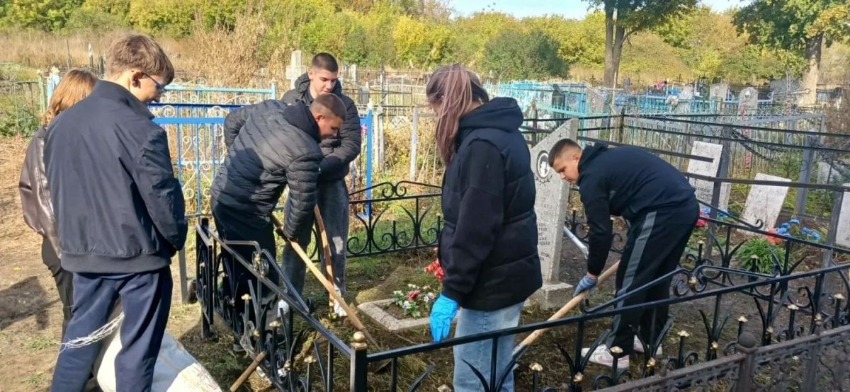 В День учителя мы традиционно дарим цветы и говорим теплые слова нашим наставникам, выражая благодарность за их труд и заботу