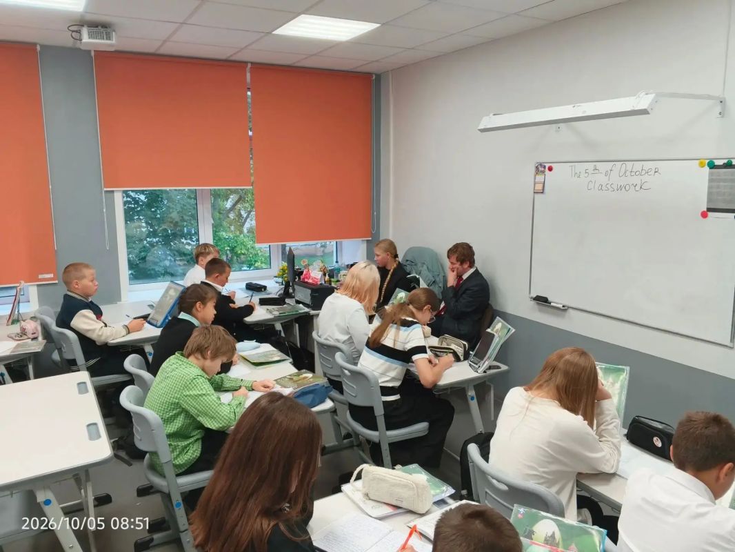 В День учителя в нашем лицее прошёл традиционный День самоуправления — и это был не просто эксперимент, а настоящий урок взросления!