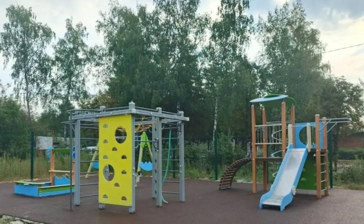 В Льгове открыли современную детскую площадку