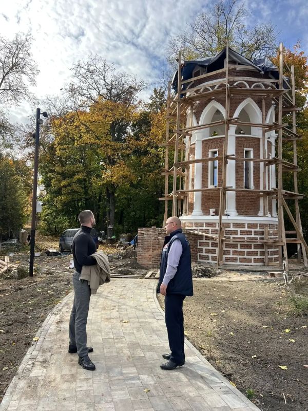 Министр градостроительной политики, имущественных и земельных отношений Курской области Дмитрий Савин вместе с главой города Льгова Алексеем Клемешовым осмотрели благоустройство «Старой дороги»