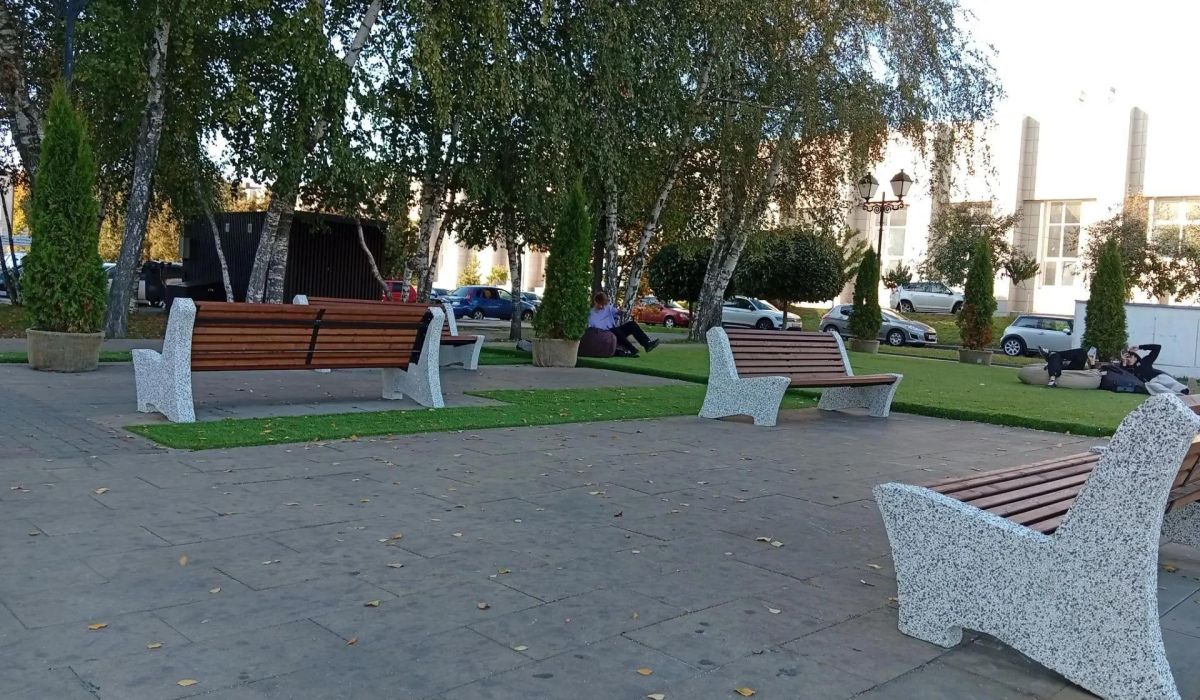 В Курске на Театральной площади установят 24 новых скамейки