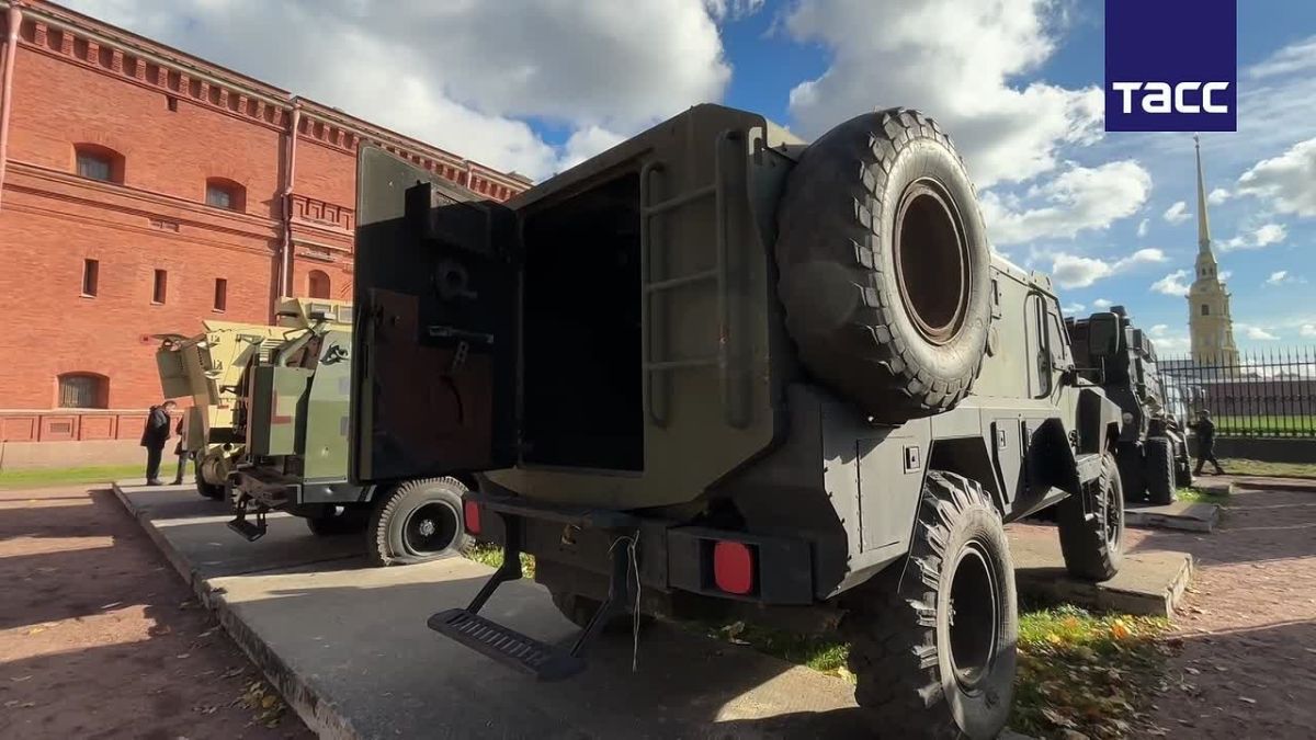 В Петербурге в Военно-историческом музее артиллерии связи отрылась постоянная выставка захваченной на СВО техники, передает корреспондент ТАСС