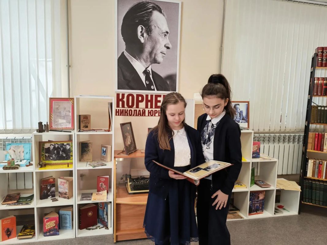 В Зале памяти и славы курских писателей-фронтовиков, организованном на базе библиотеки-филиала № 11 им. Н.Ю. Корнеева, состоялась тематическая экскурсия «Внукам и правнукам о войне...»